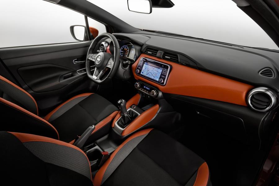 Интерьер Nissan Micra 2016 года  (фото 9 из 22)